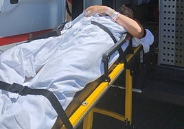 Un salmantino es trasladado en ambulancia tras sufrir un accidente de moto.