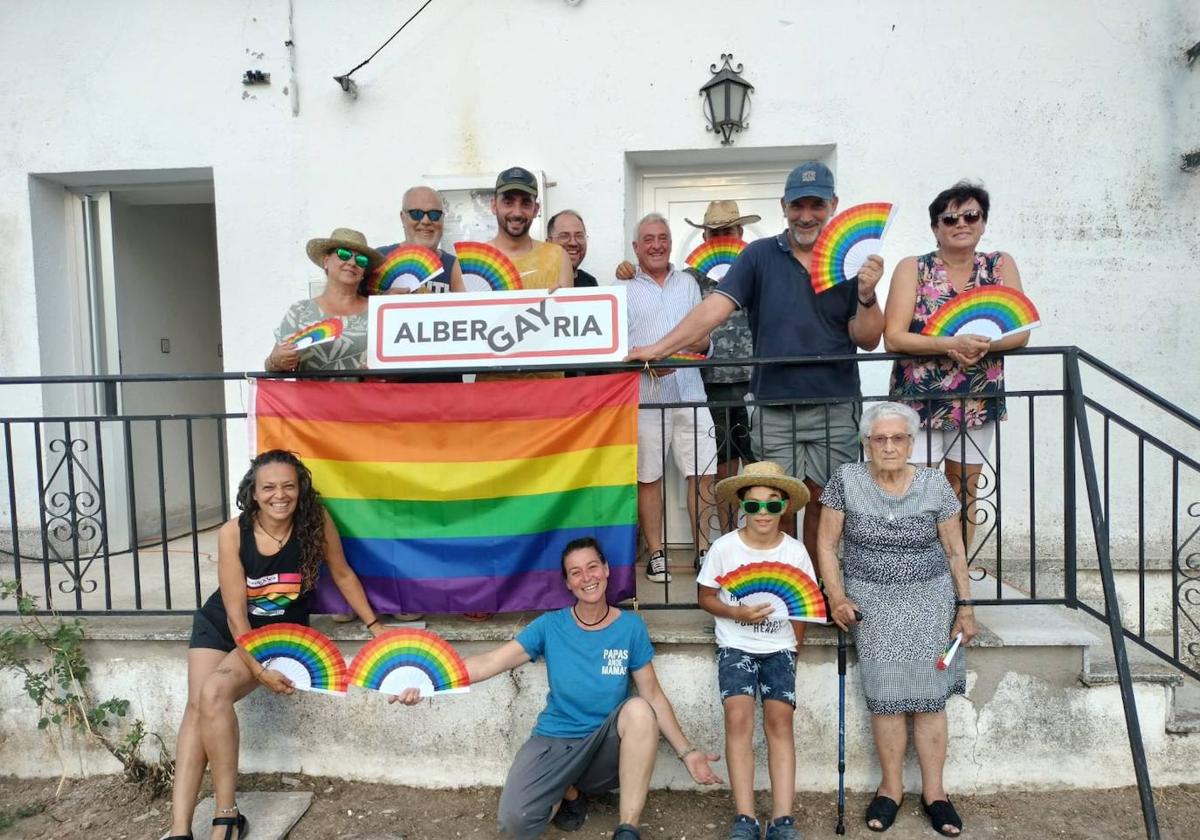 Los vecinos han comenzado a preparar la fiesta del sábado.