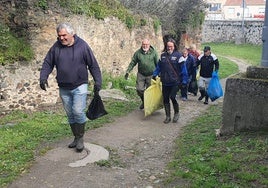 Una de las limpiezas de basuraleza realizadas en el camino en la zona cercana a la Puerta del Río en Alba de Tormes.