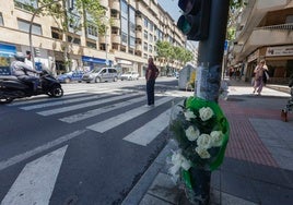 Un ramo de flores recuerda a Elena en el lugar del accidente mortal.