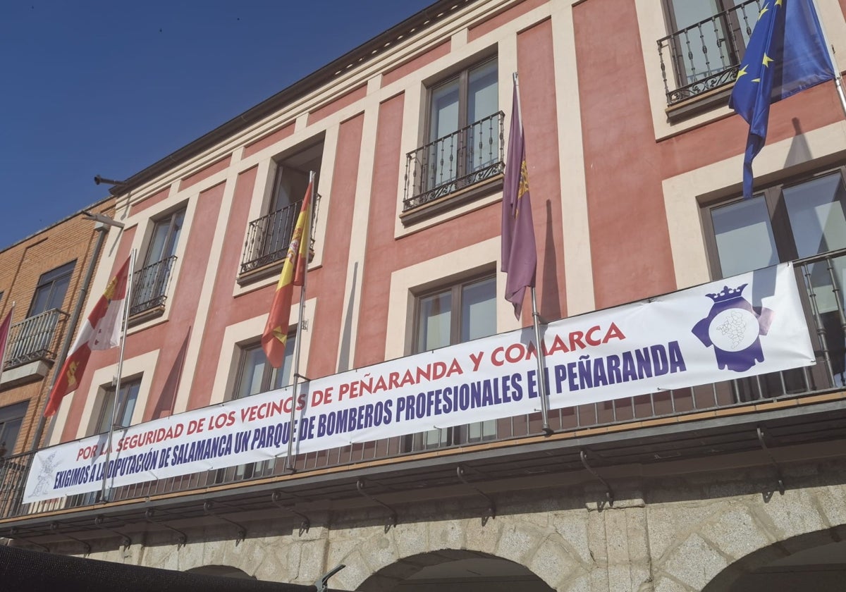 Pancarta reivindicativa de grandes dimensiones que luce en el balcón de la fachada principal del Ayuntamiento de Peñaranda