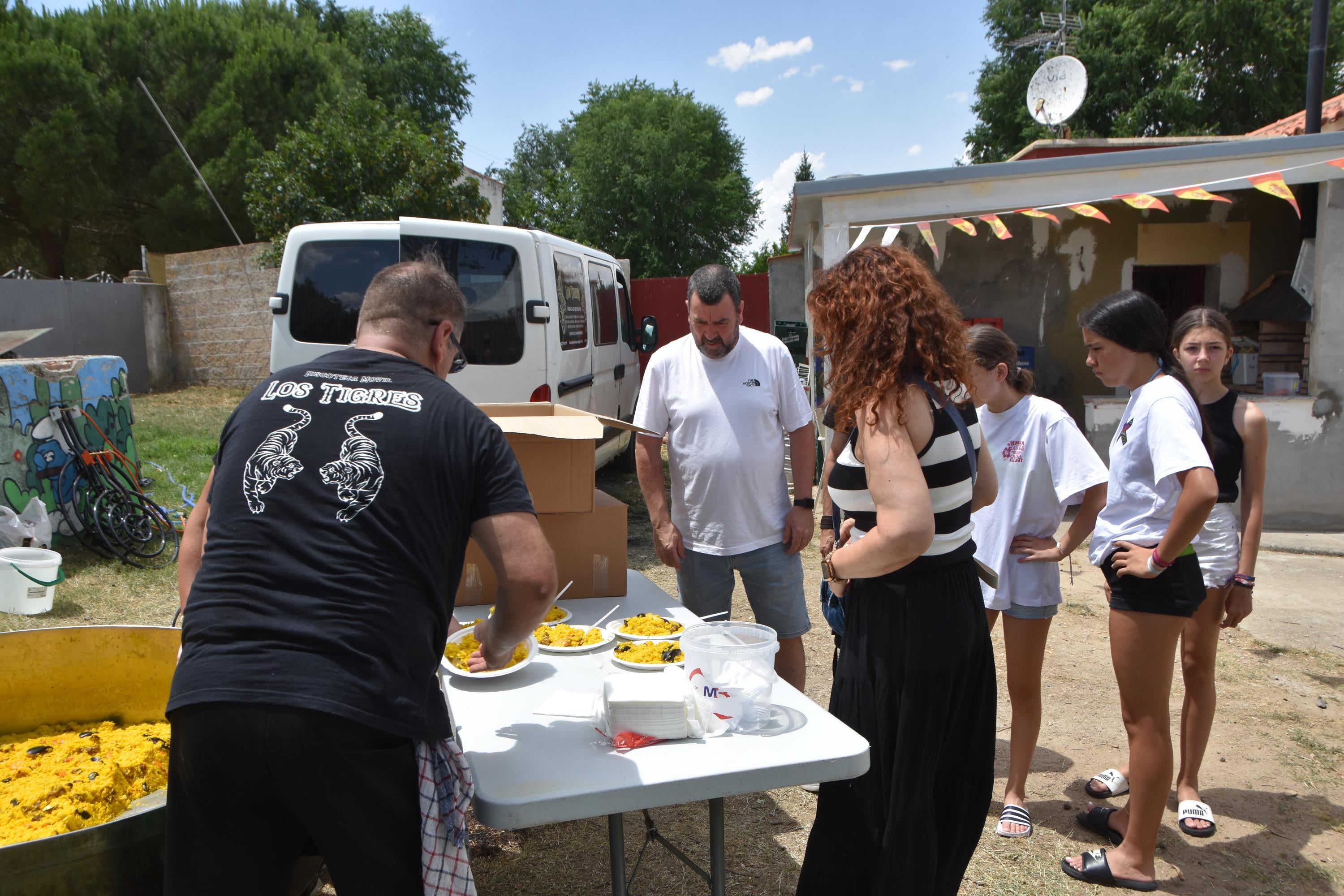 Paella para 300 y ambiente estival en Buenavista