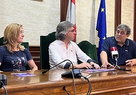 Purificación Pozo, Luis Francisco Hernández y Miguel Ángel Sánchez, esta mañana de viernes en el Ayuntamiento de Béjar.
