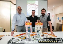David Alonso Mata, Luis Ignacio Delgado y Guti con los nuevos carnés de socios.