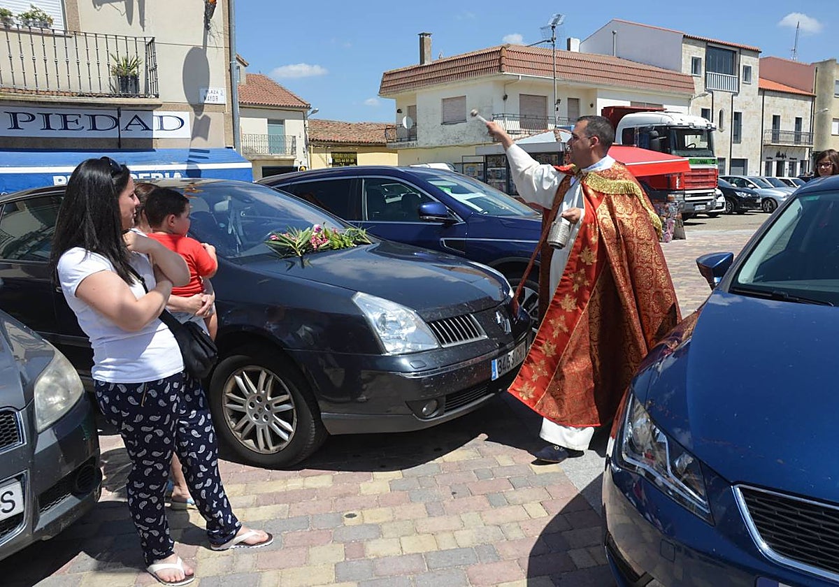 Bendición de vehículos de un año anterior en La Fuente