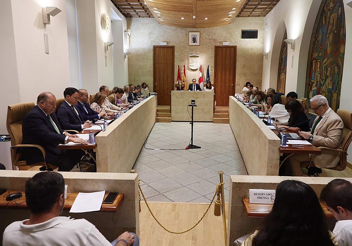 Concejales en la sesión plenaria de este viernes.