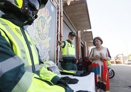El capitán Mendoza y la subdelegada del Gobierno durante la presentación de los nuevos dispositivos de la Agrupación de Tráfico de la Guardia Civil de Salamanca.