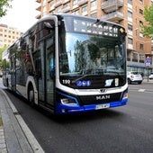 Imagen de un autobús urbano circulando por las calles de Salamanca.