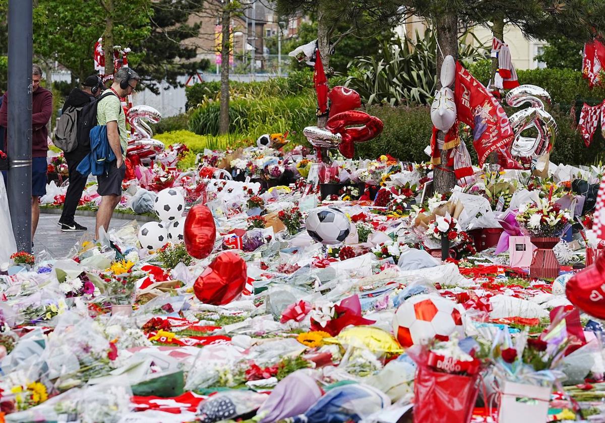 Imagen de las muchas condolencias que el Liverpool está recibiendo por el fallecimiento de Diogo Jota.