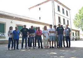 Integrantes de la asociación y autoridades en la estación de tren de La Fuente de San Esteban
