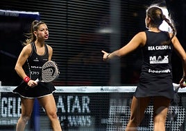Carmen Goenaga y Bea Caldera celebran un punto en Burdeos.