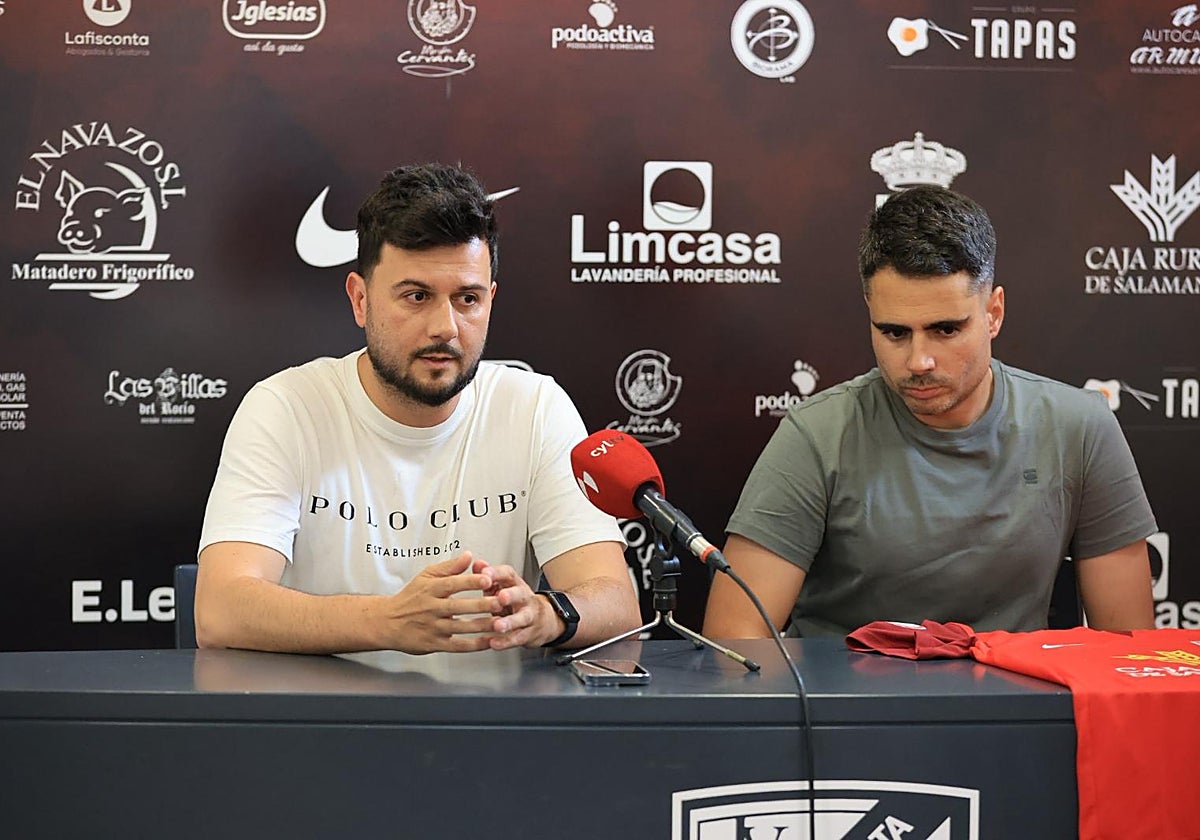 Astu, a la izquierda, en la presentación de Mario Sánchez.