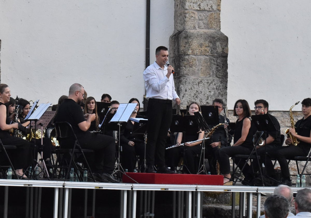 Imagen principal - Imágenes de la actuación de la banda de música de Villamayor en la plaza del Humilladero de Candelario.