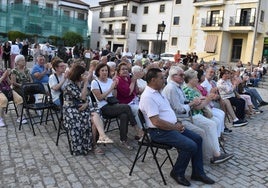 El público de Candelario se dio cita en la plaza el Humilladero para ver la actuación.