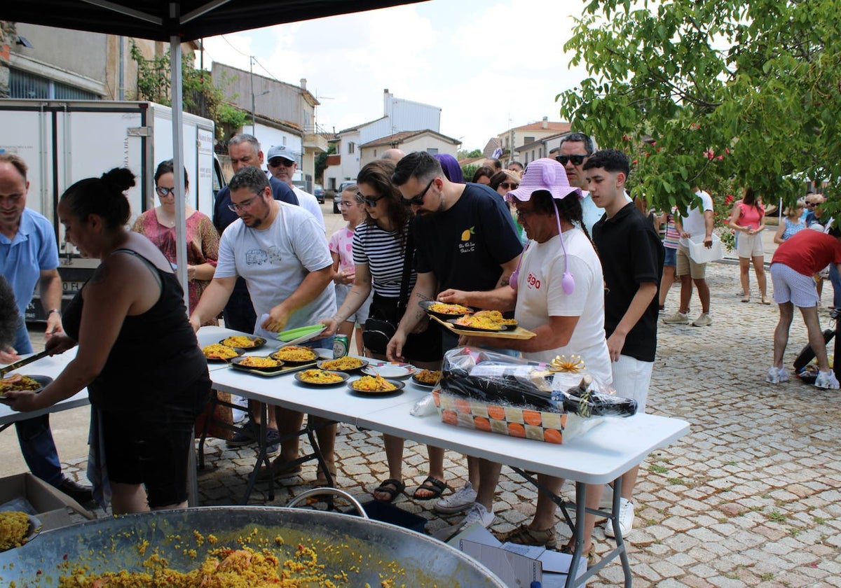 Endrinal despide sus fiestas con el día del Cristo y la paella