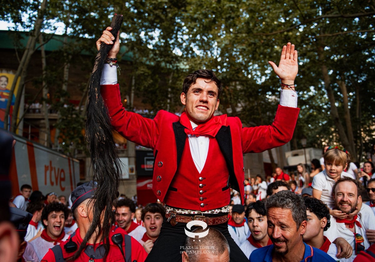 Guillermo Hermoso de Mendoza a hombros por la puerta grande con los máximos trofeos.