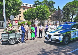 El párroco David Gónzalez, junto a las autoridades, bendiciendo al coche de la Guardia Civil.