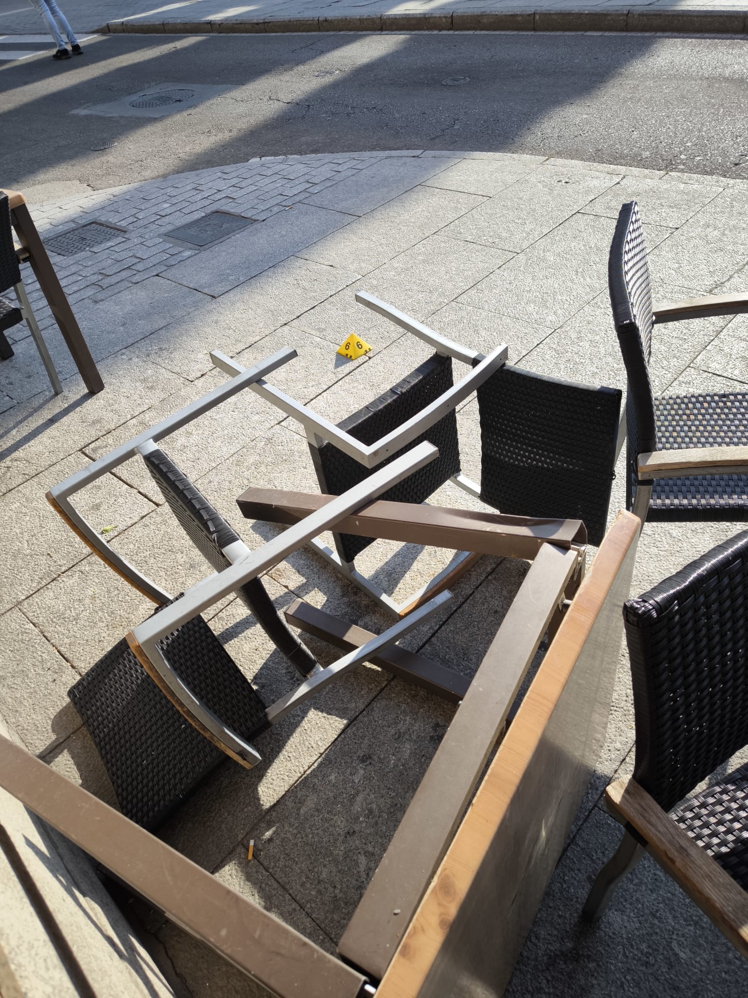 Un conductor ebrio siembra el pánico por el centro: embiste a toda velocidad la terraza de una cafetería en San Pablo