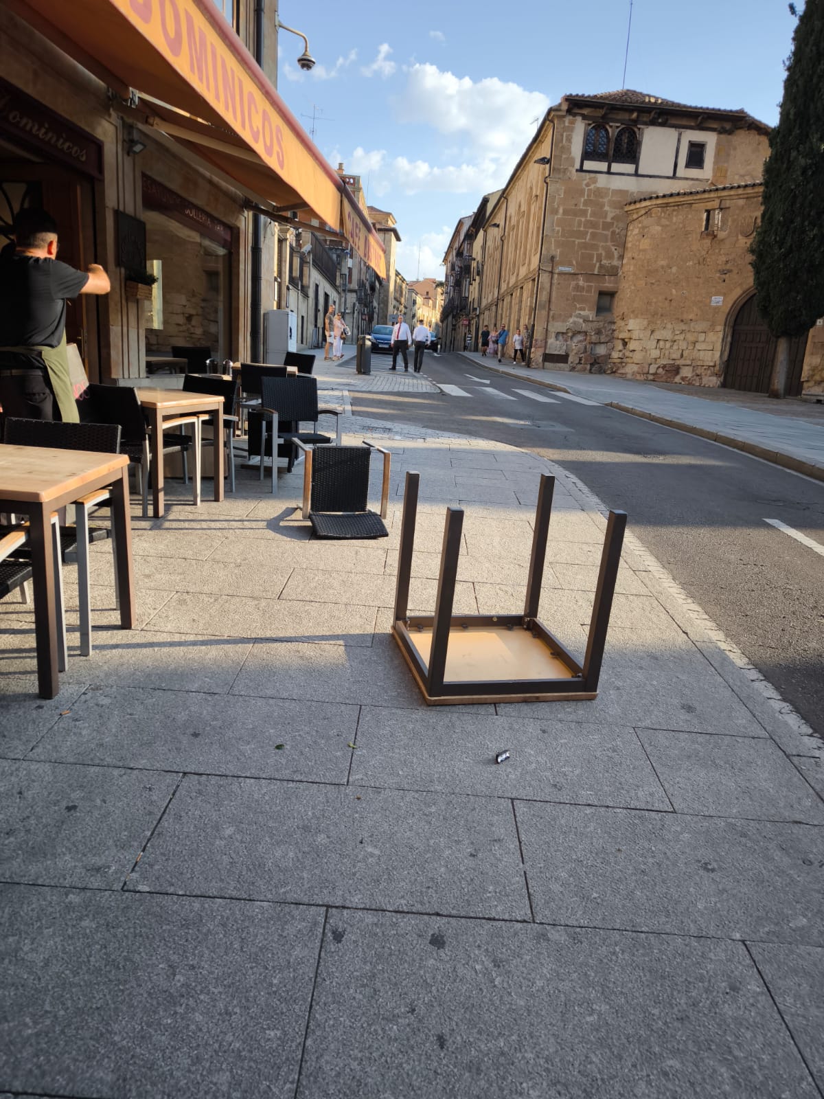 Un conductor ebrio siembra el pánico por el centro: embiste a toda velocidad la terraza de una cafetería en San Pablo