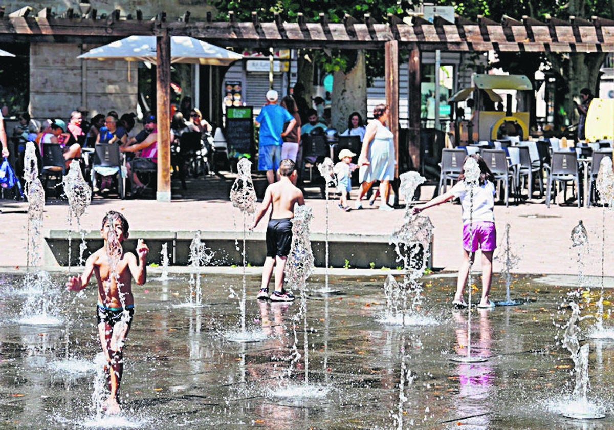 Niños 'mojándose por la esclerosis' en el parque de la Alamedilla.