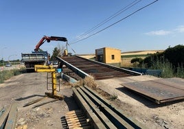 Las labores de desmontaje de la báscula de Villamayor de Armuña.