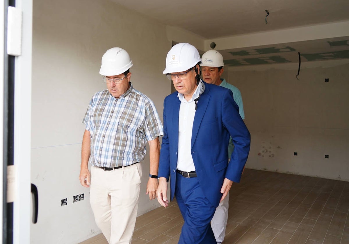 El concejal de Fomento, Fernando Carabias (derecha), durante una de las visitas a la promoción de vivienda que ya ha finalizado.