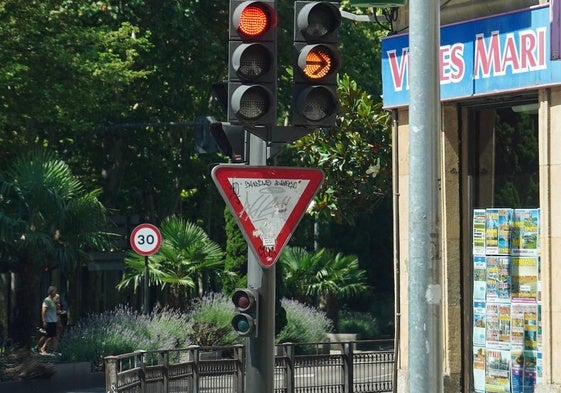 Ceda al paso grafiteado en la calle Álvaro Gil.