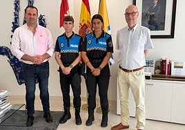 El alcalde, David Mingo, junto a los dos nuevos agentes y el edil Jesús Hernández.
