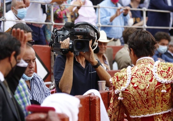 Cámara de televisión en el callejón de La Glorieta.