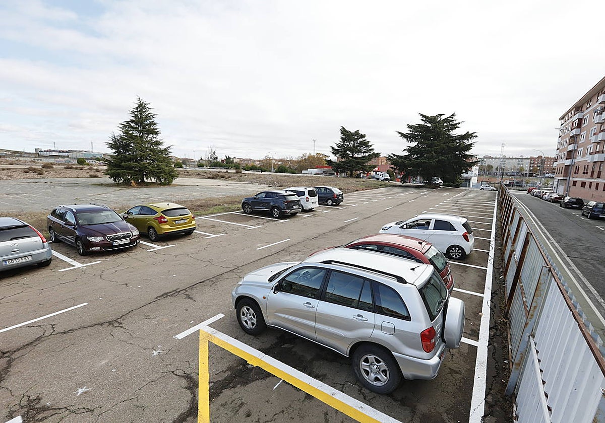 Vehículos, en el aparcamiento ubicado en la parcela del viejo Mercasalamanca.