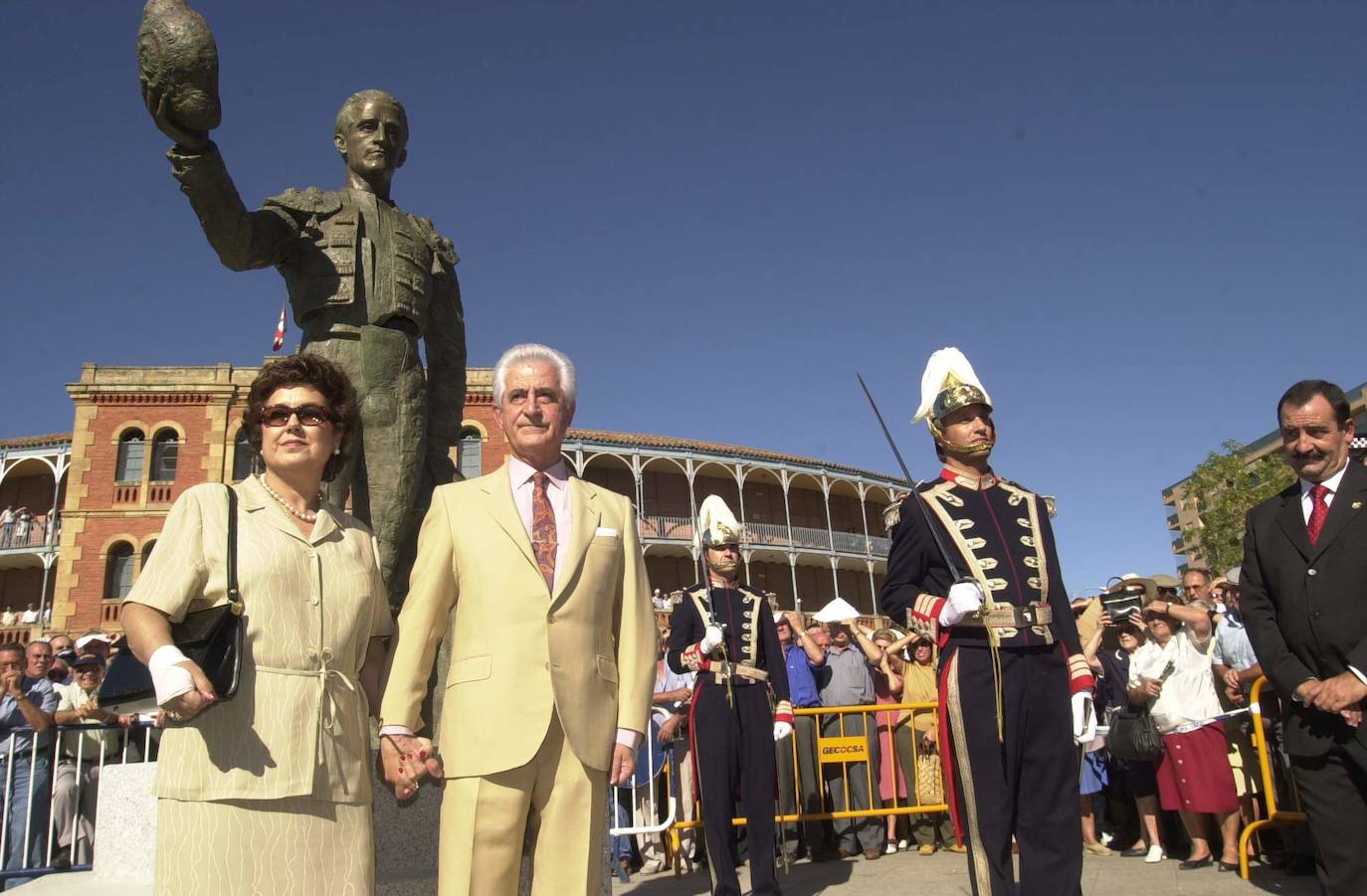 El día de la Virgen de la Vega del año 2000 se inauguró su escultura junto a la Plaza de Toros de La Glorieta (en la imagen) además de la Glorieta Santiago Martín El Viti