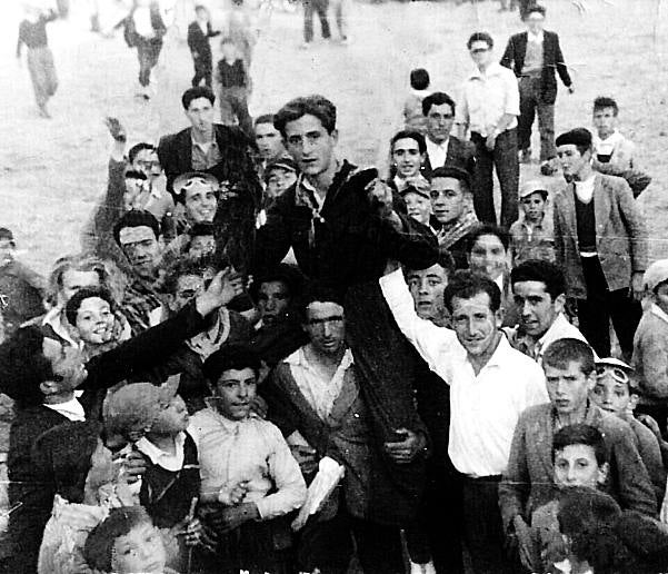 La primera foto que conservamos, del propio archivo del torero, data de la tarde del Corpus de 1955 en la plaza de toros de Vitigudino. Santiago Martín 'El Viti' hizo por primera vez el paseíllo ante sus paisanos para torear su primera vaca en público en un festejo en el que actuó junto a una peculiar cuadrilla. Hizo el paseo vestido con el mono que usaba en el taller de carros en el que trabajaba junto a su padre. Al final del festejo, los miembros de su cuadrilla y los vecinos del pueblo saltaron al ruedo para sacarlo a hombros por la puerta grande. Ahí comenzaba la leyenda. | ARCHIVO SANTIAGO MARTÍN