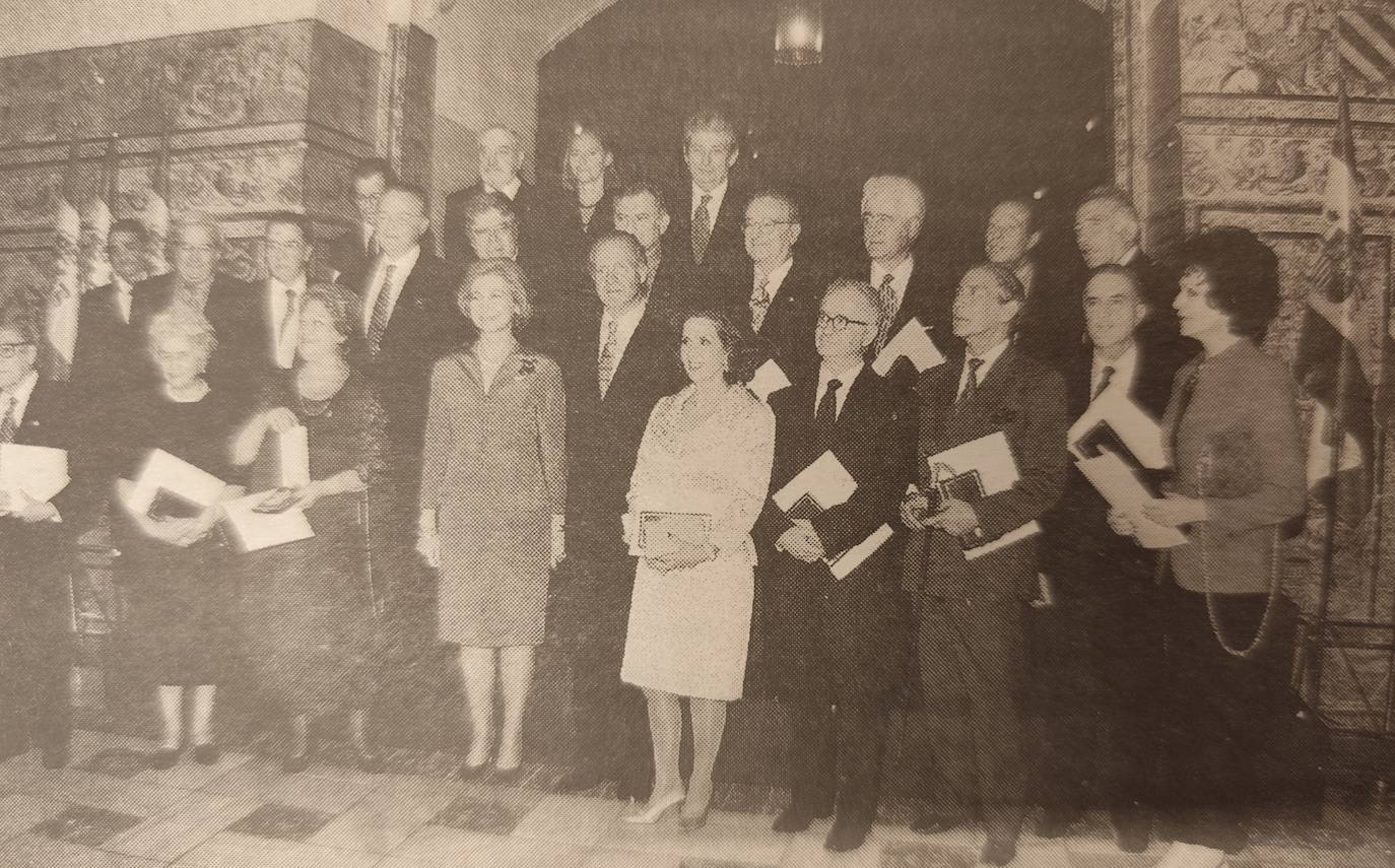 En 1997 recibió la Medalla de Oro de las Bellas Artes , distinción otorgada por el Ministerio de Cultura , junto al escritor Antonio Gala, el diseñador Jesús del Pozo, o los cineastas Antonio Mercero, Fernando Guillén y Emma Penella.