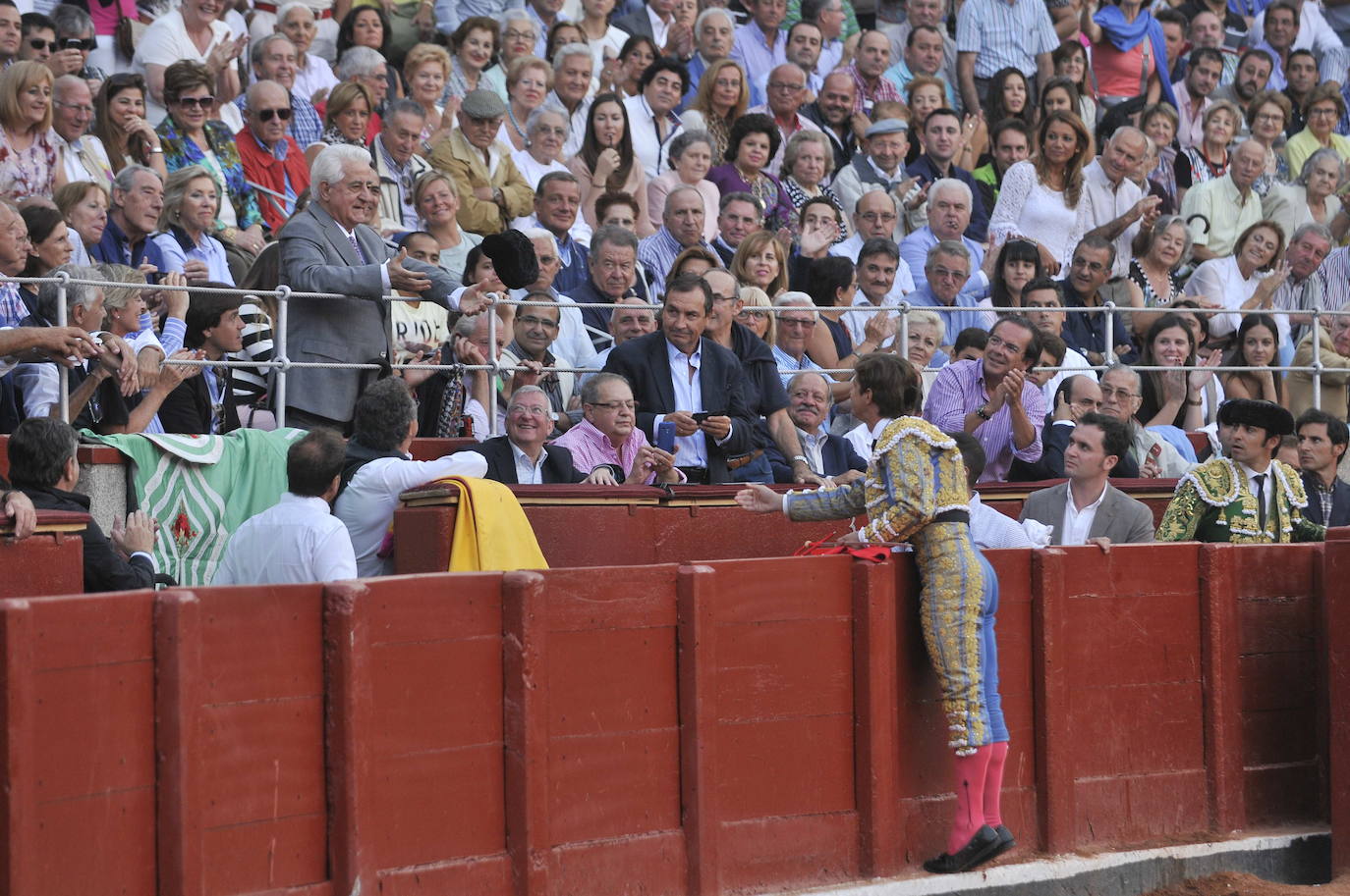 El Juli brindando un toro a El Viti en la Feria Taurina de 2014.