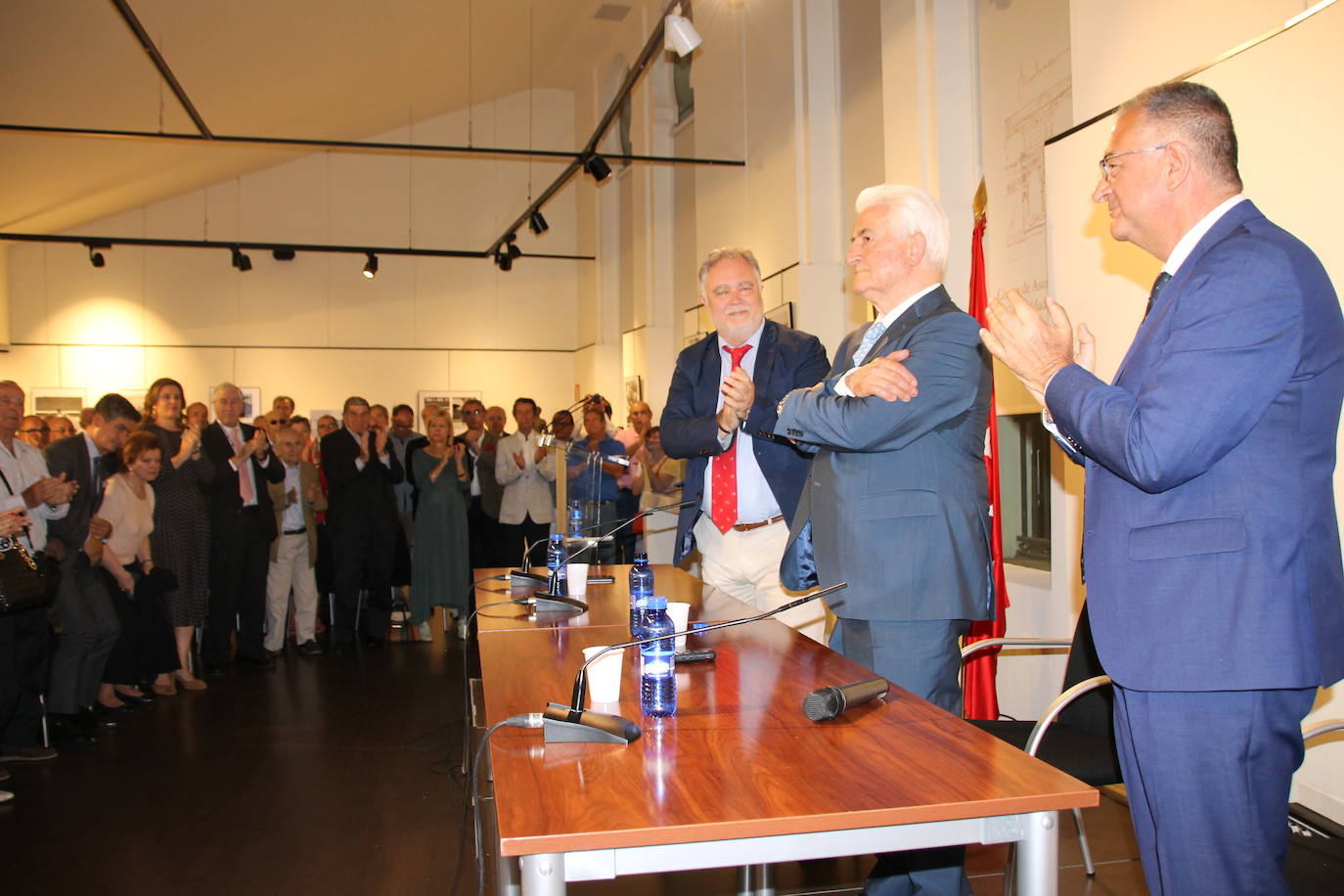 El 30 de mayo de 2019 recibió un multitudinario homenaje del Centro de Asuntos Taurinos de la Comunidad de Madrid en la sala Bienvenida de la Plaza de Toros de Las Ventas. El Viti toreó 54 corridas de toros y cortó 40 trofeos en Las Ventas entre el 13 de mayo de 1961 y el 24 de mayo de 1979; saliendo a hombros 14 veces como torero y dos como novillero, récord histórico de puertas grandes en Las Ventas.