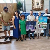 El jurado, con las obras seleccionadas. La ganadora, a la derecha de la imagen.