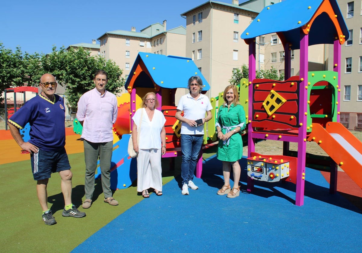 Las autoridades y un representante de los vecinos, en el nuevo parque infantil creado en el barrio.