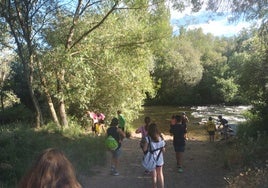 Una actividad anterior con jóvenes en el Tormes en Santa Marta.
