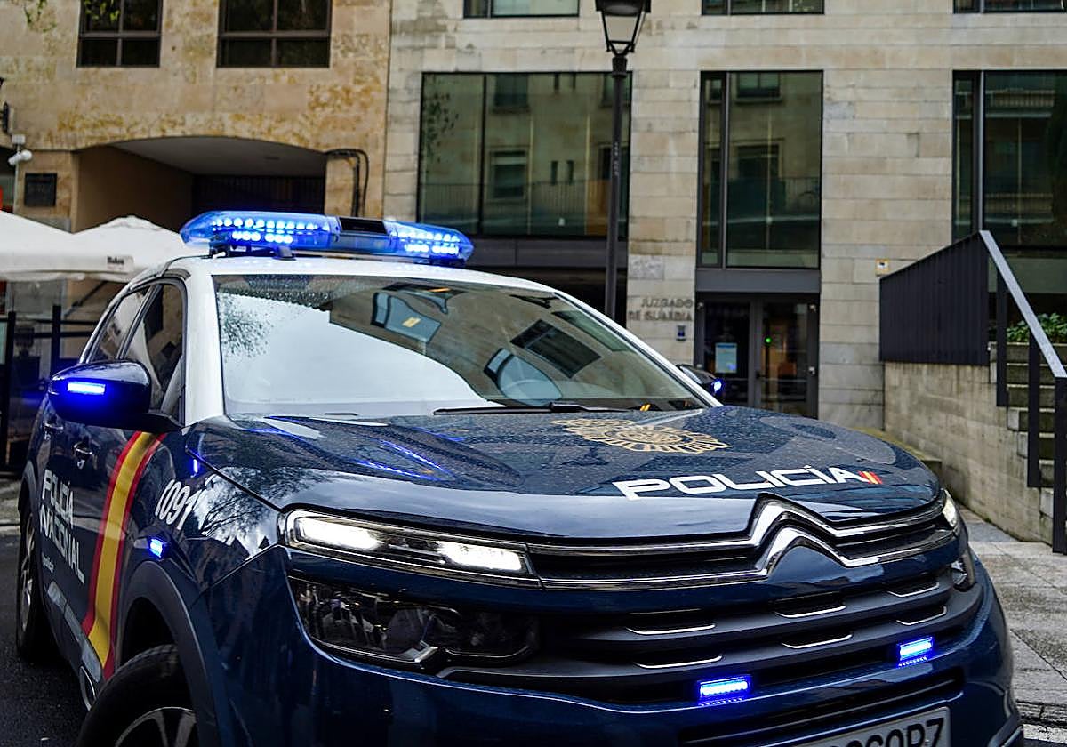 Detenidos dos jóvenes por robo con fuerza en una taquilla de una academia y utilización de tarjeta bancaria