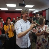 Carlos Martínez fue recibido este martes en la sede salmantina entre  aplausos de sus compañeros de partido.