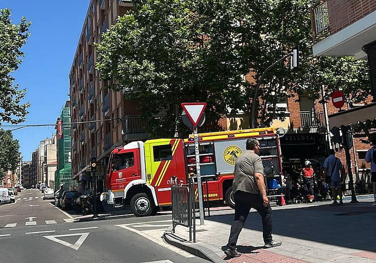 Bomberos durante el traslado a la intervención en Filiberto Villalobos.