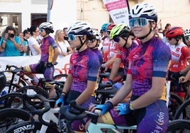 Las corredoras del equipo Mirat antes de iniciar una de las etapas en los campeonatos de España por selecciones.
