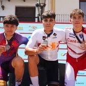 Sergio Filipe (izquierda) con la medalla de subcampeón en ruta en el podio.