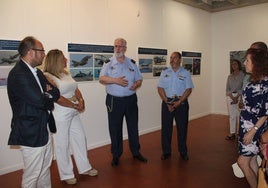Autoridades municipales y militares durante el recorrido por la exposición