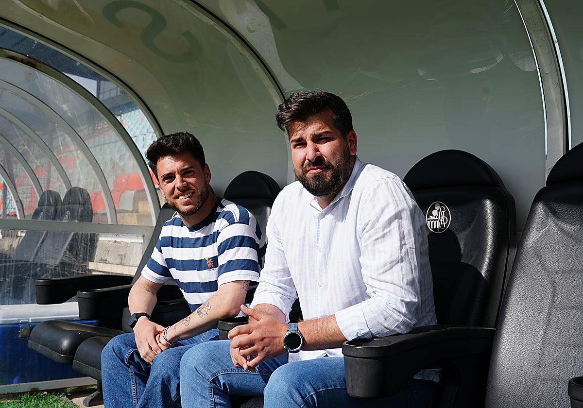 Jorge García y Carlos Valverde, entrenador y director deportivo del Salamanca UDS, en el banquillo del estadio Helmántico.