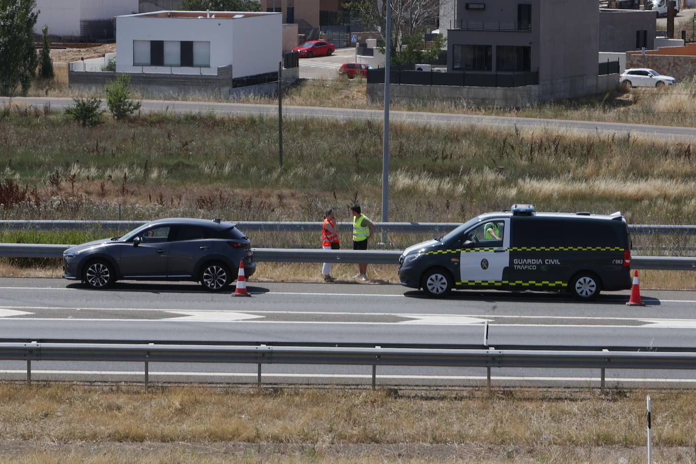 Imagen principal - Susto en la A-62: un coche y un camión chocan contra una pieza caída de otro vehículo