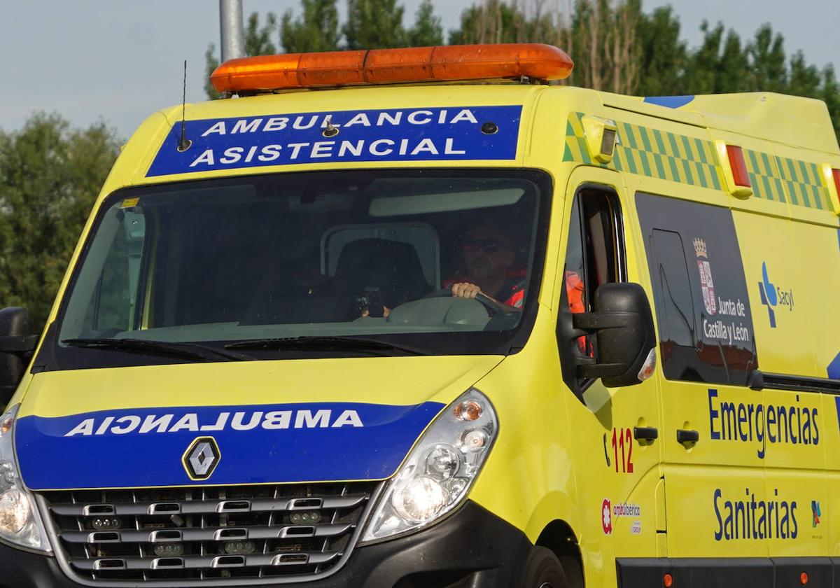 Herido un hombre de 30 años por una colisión entre un coche y una moto en la glorieta de los Milagros