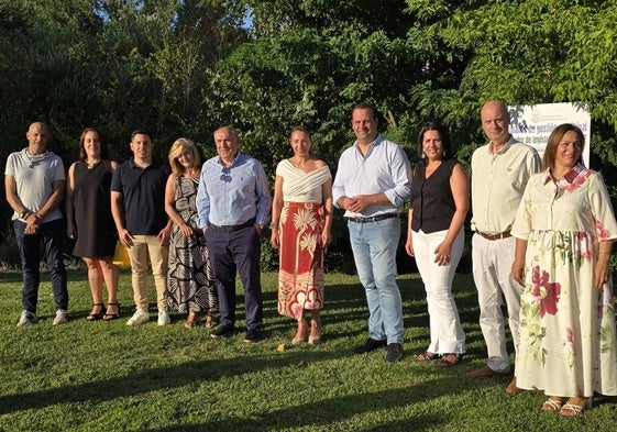 David Mingo, arropado por los integrantes del equipo de Gobierno de Santa Marta de Tormes.
