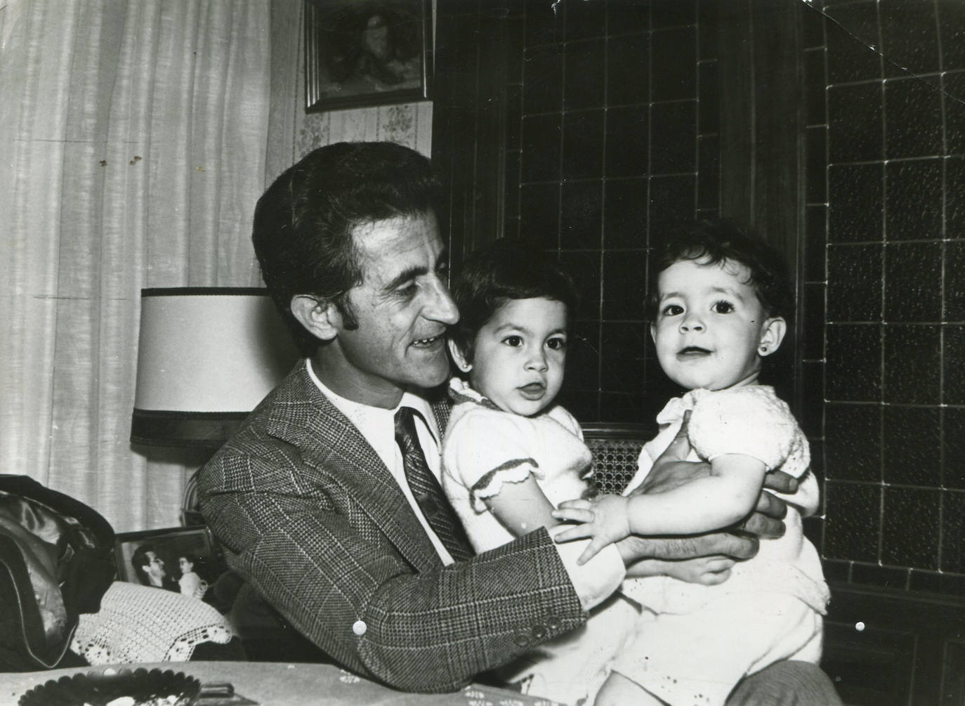 Una fotografía familiar de El Viti con sus hijas Guadalupe y Marisa en noviembre de 1972.