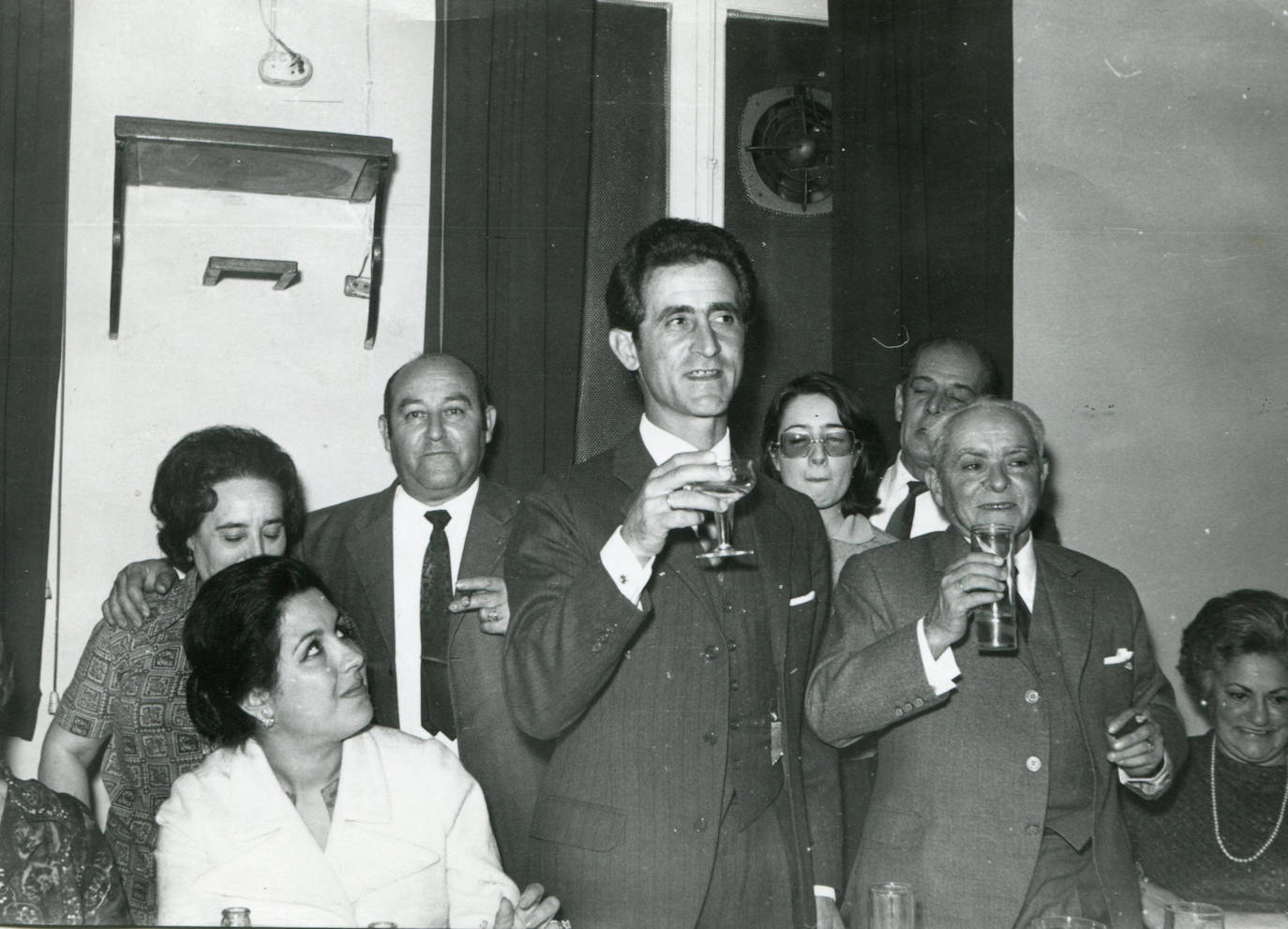 El Viti en un acto en noviembre de 1971 junto a su inseparable esposa Carmen García Cobaleda.